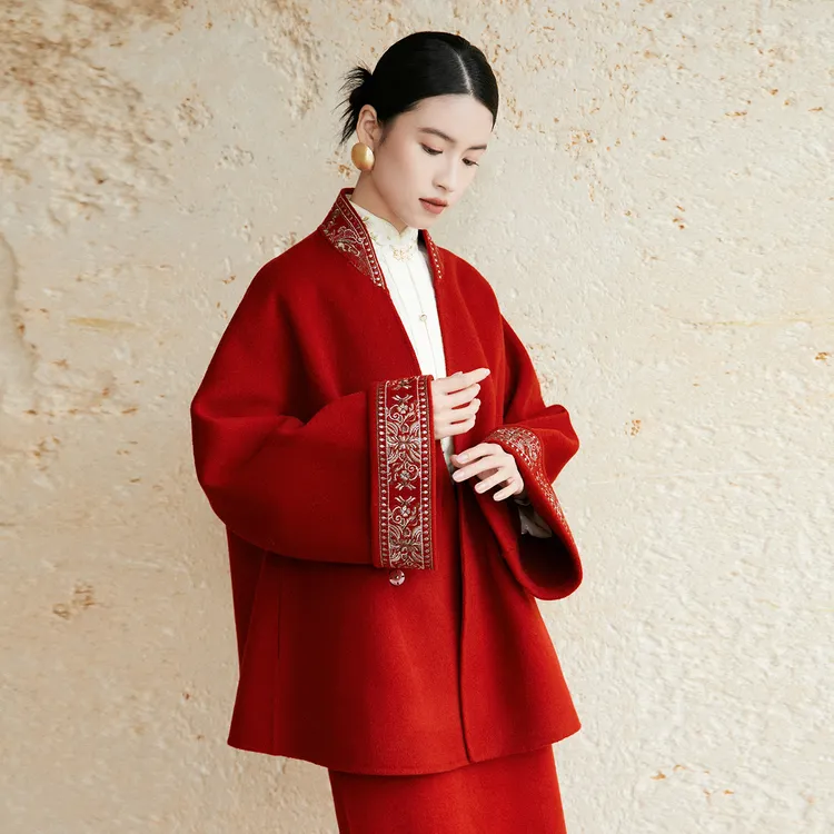 随时【岁丰】 非遗蝴蝶妈妈刺绣丨新中式红色羊毛大衣半裙S54W5-011