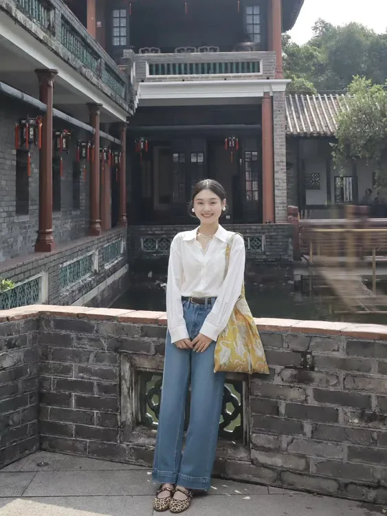 2025秋季新款韩系时尚通勤风V领蕾丝拼接白色衬衫复古直筒牛仔裤