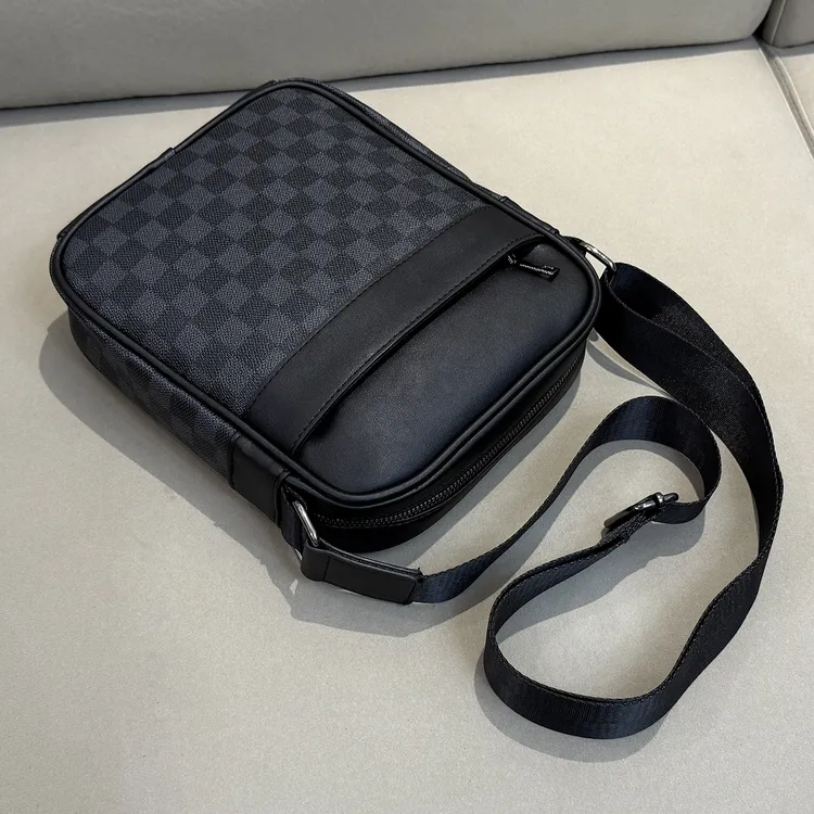 潮牌男士斜挎包日韩时尚单肩包格纹潮流商务休闲小包百搭男包耐磨