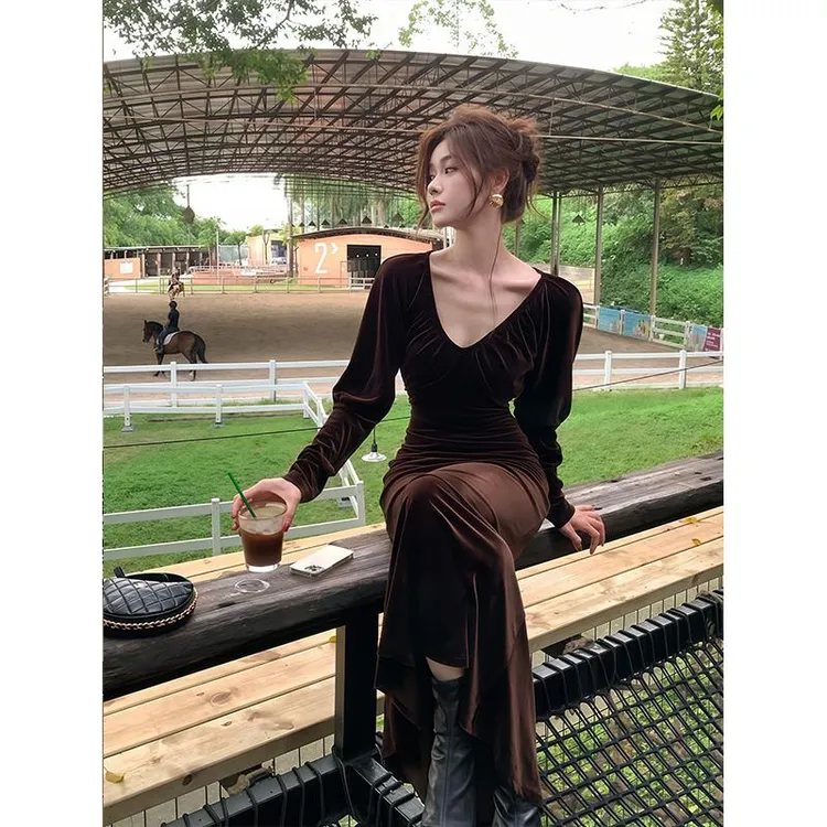 性感辣妹复古高级感气质长袖v领连衣裙女秋季新款收腰显瘦长裙子