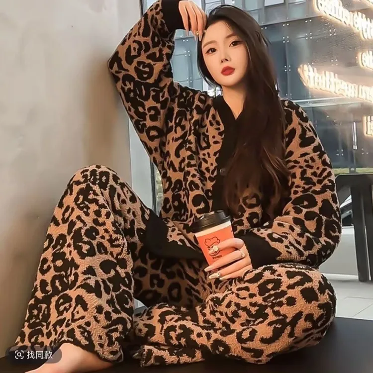 2025新款豹纹半边绒女士秋冬加绒加厚保暖可外穿珊瑚绒睡衣套装