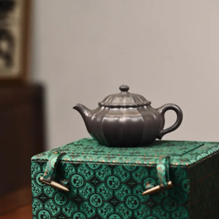 隐方·全手工  紫砂壶 容量210cc/大水潭天青 此款通体为菱花式