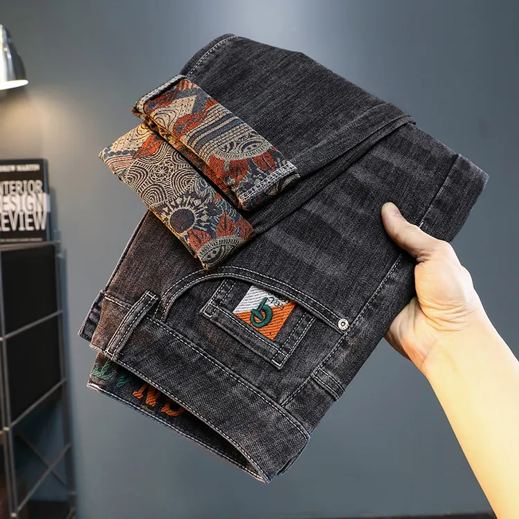 早秋新款牛仔裤男轻奢刺绣新款休闲软弹修身小直筒潮流男士牛仔裤