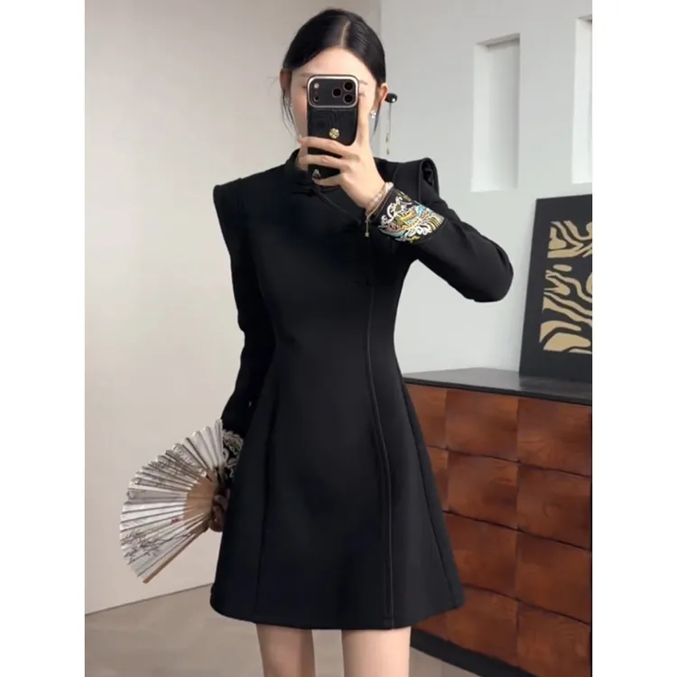 新中式气质黑色连衣裙女装2025秋冬新款御姐收腰短裙显瘦A字裙子