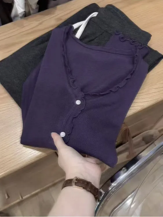 七言家巨好看！星夜紫V领木耳边细羊开衫@