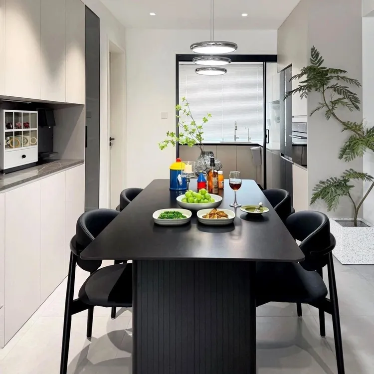 现代黑色岩板餐桌餐桌椅组合小户型意式轻奢家用饭桌长方形简约