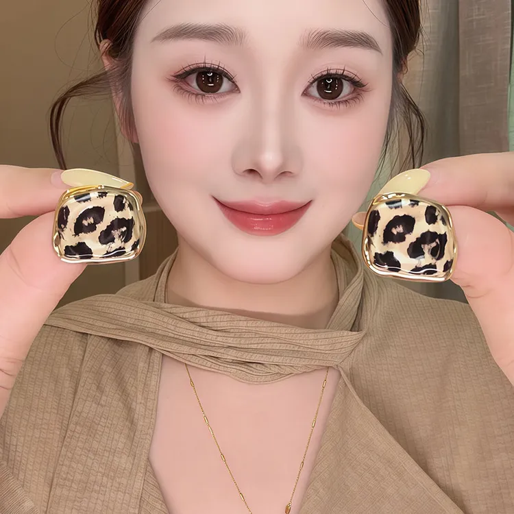 铜合金耳饰 秋冬豹纹几何方块耳钉女复古港风气质耳环