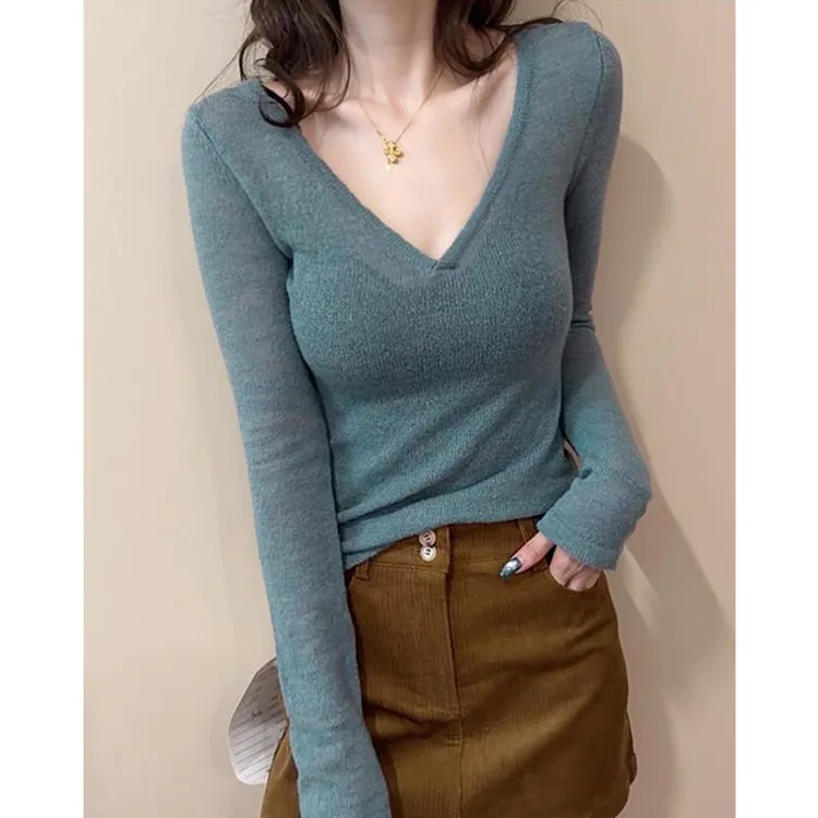 软糯慵懒针织打底衫女秋冬季2025新款低v领巨好看的内搭长袖上衣