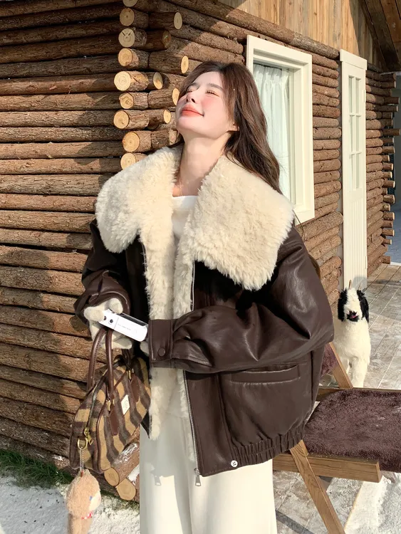 羊羔毛大翻领咖色皮衣羽绒服女冬2025新款美拉德皮毛一体短款外套