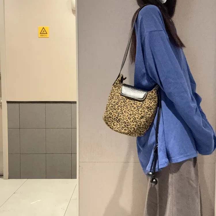 2025休闲防刮水桶包豹纹斜挎包车缝线拉链单根磁扣单背斜挎女包