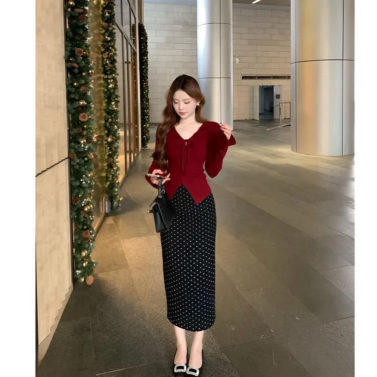 【现货】冬日玫瑰冬新款高级感新年穿搭V领长袖上衣波点半身裙套装