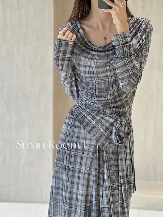 韩系设计感格子长袖斜肩不规则2025早春新款独特减龄气质连衣裙女