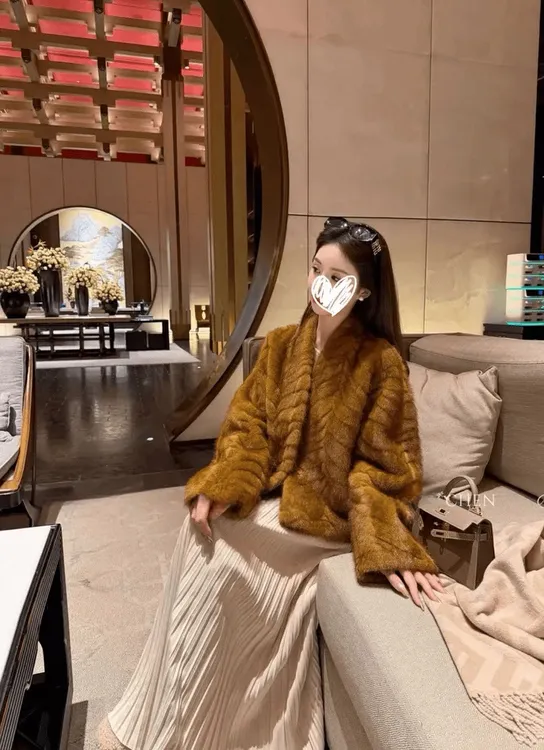 冬季新款韩系环保金叶貂气质V领短款轻奢感毛毛外套