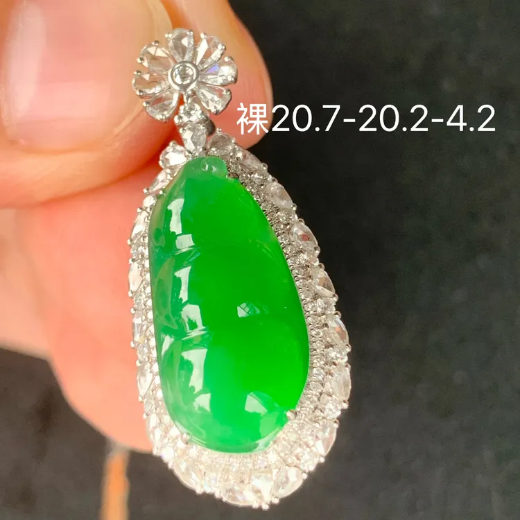 高冰满绿福豆天然翡翠吊坠 镶嵌精致 女生装饰