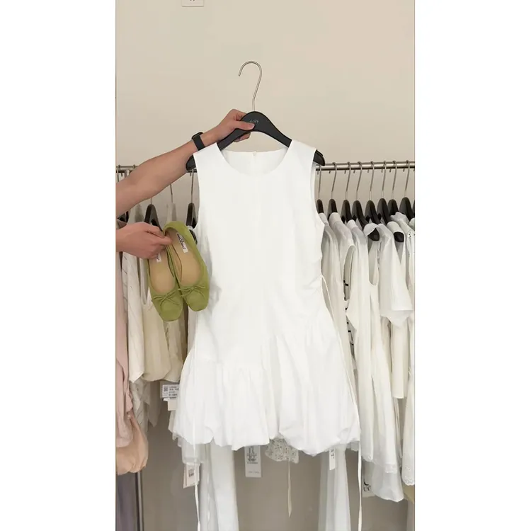法式温柔风白色花苞背心连衣裙女2025夏季穿搭收腰无袖蓬蓬短裙子