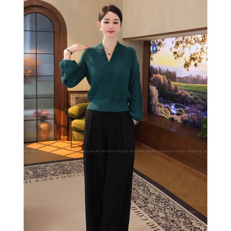 2025年秋冬新款【7944】含绵羊毛不对称收腰拼接设计圆领针织上衣女