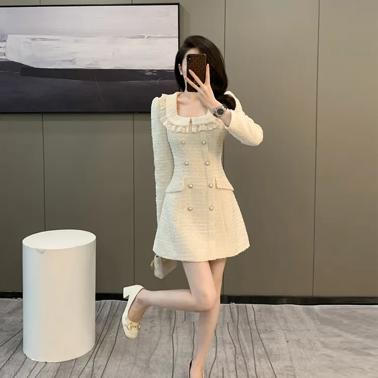 小香风设计感轻奢连衣裙女秋冬新款小众显瘦收腰修身休闲方领裙子