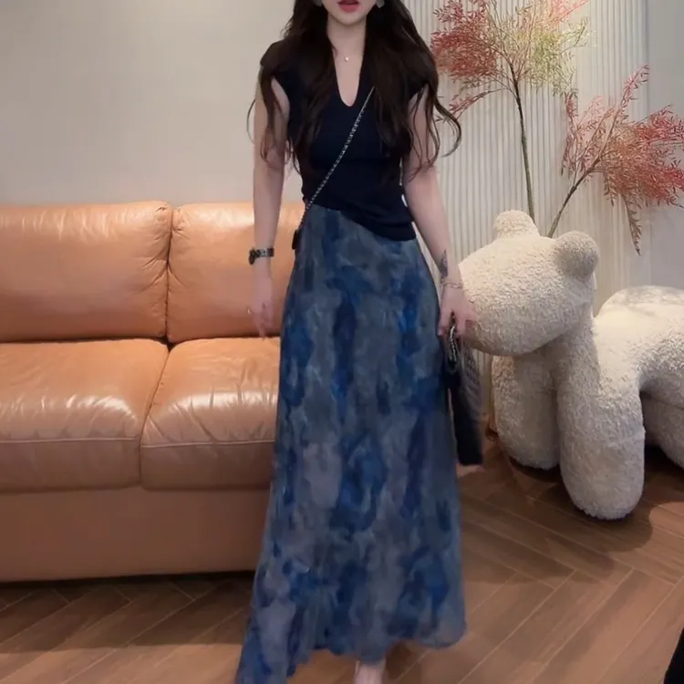 法式复古V领修身高级感上衣+印花网纱垂感通勤半身裙LK2504685