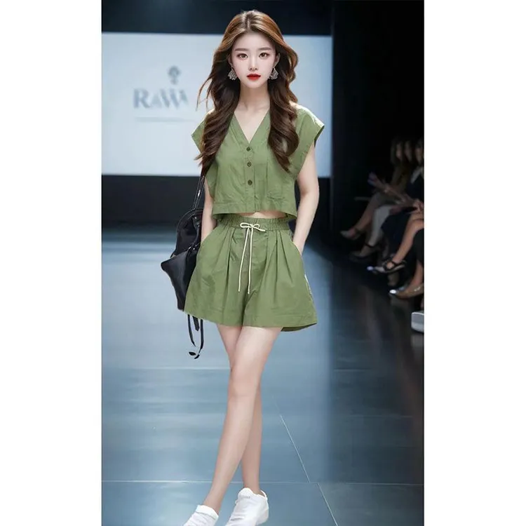漂亮小个子穿搭时尚休闲街头风 牛油果绿色上衣短裤两件套装夏季