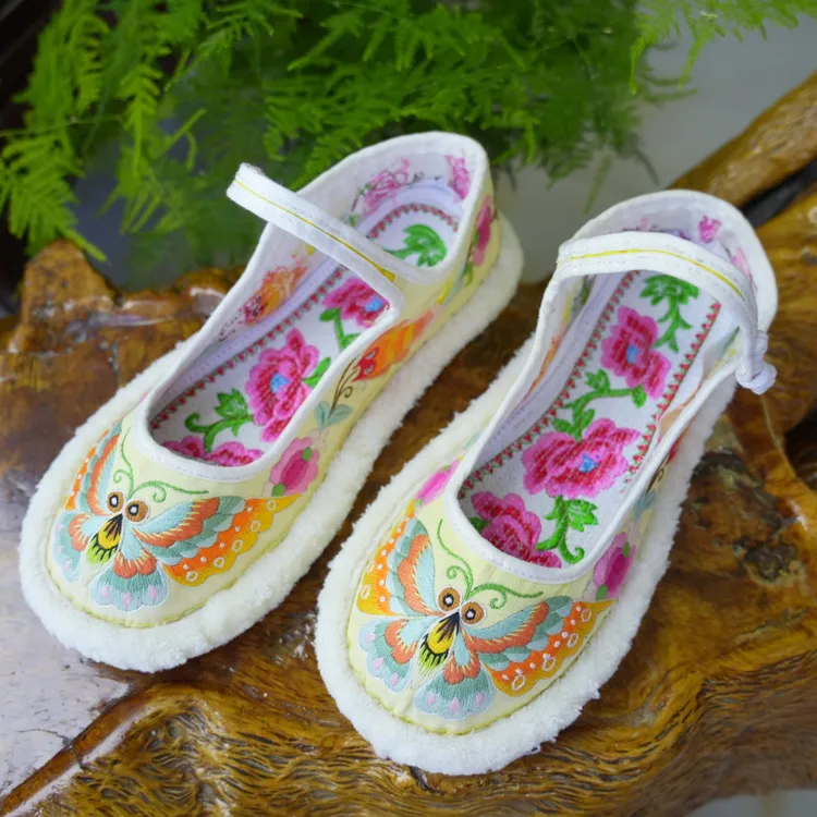 38码淡黄色女士绣花鞋毛边纯手工