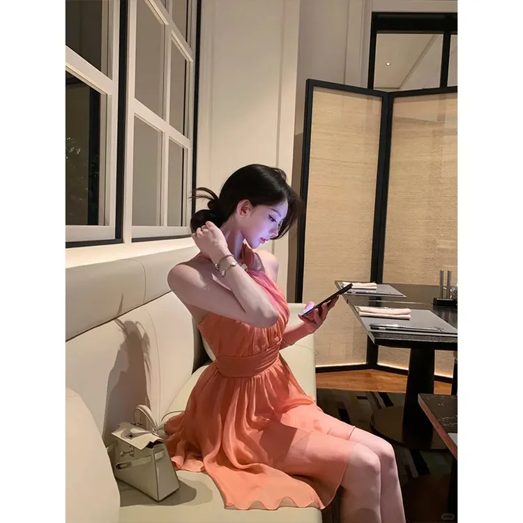 柚见欢喜 2025夏季新款法式性感纯欲风气质显瘦小众设计感连衣裙 