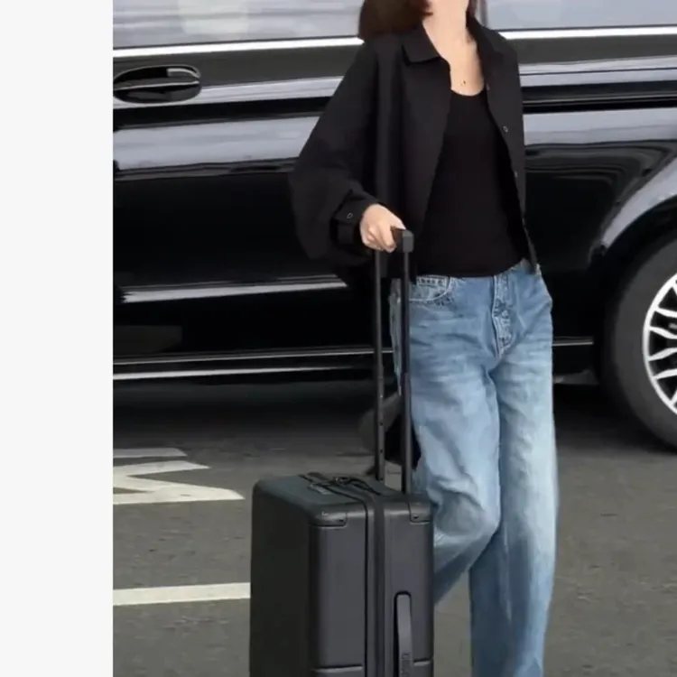 时尚潮流百搭精品女士polo领衬衫与高腰牛仔裤组合