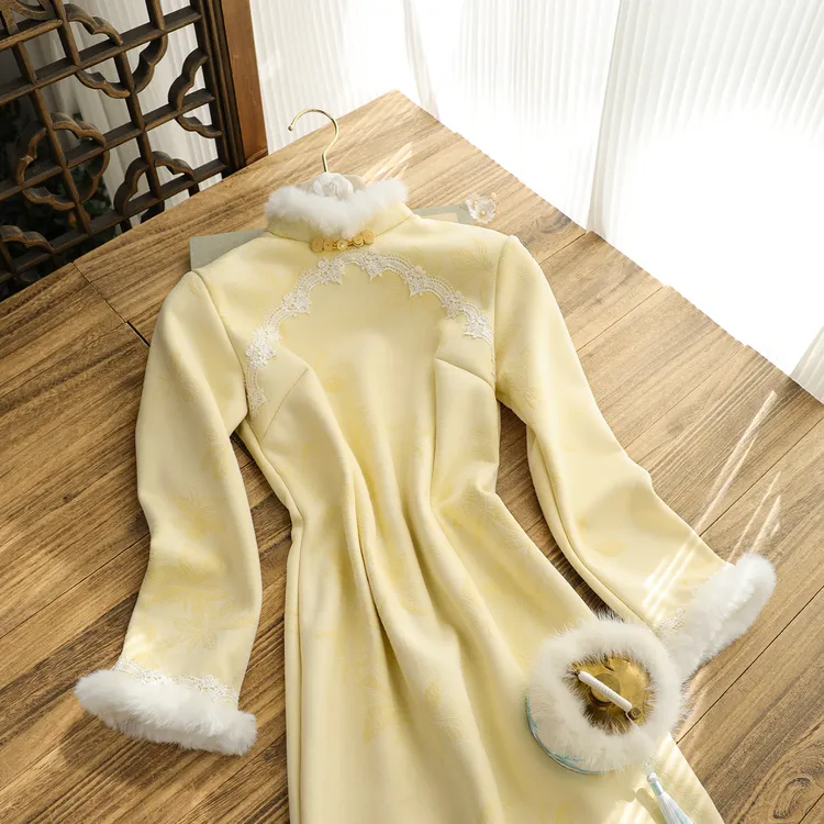 俏娘鱼黄色优雅新中式保暖毛绒领旗袍女2025冬新款改良年轻日常穿