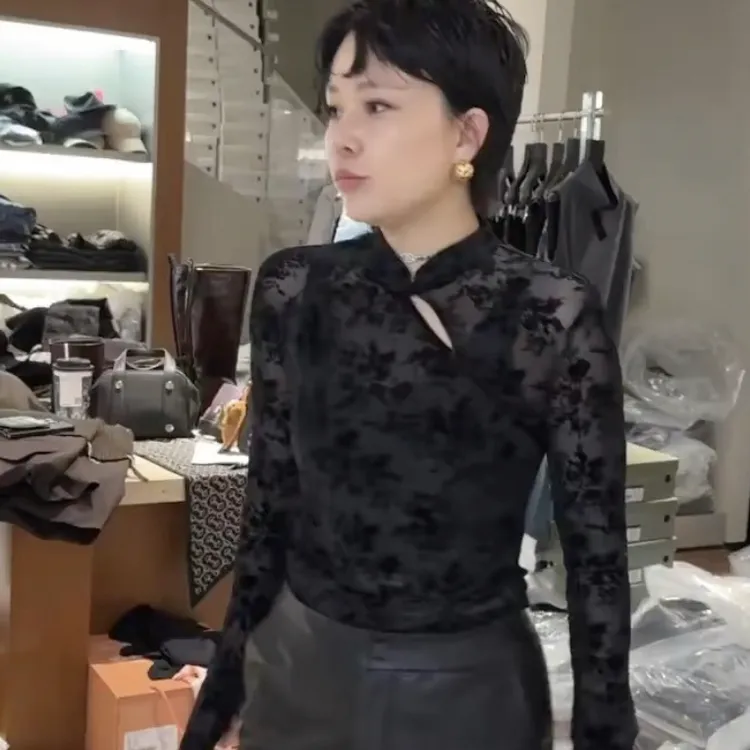 2025早秋新款女人味微透喇叭袖盘扣新中式修身打底T恤