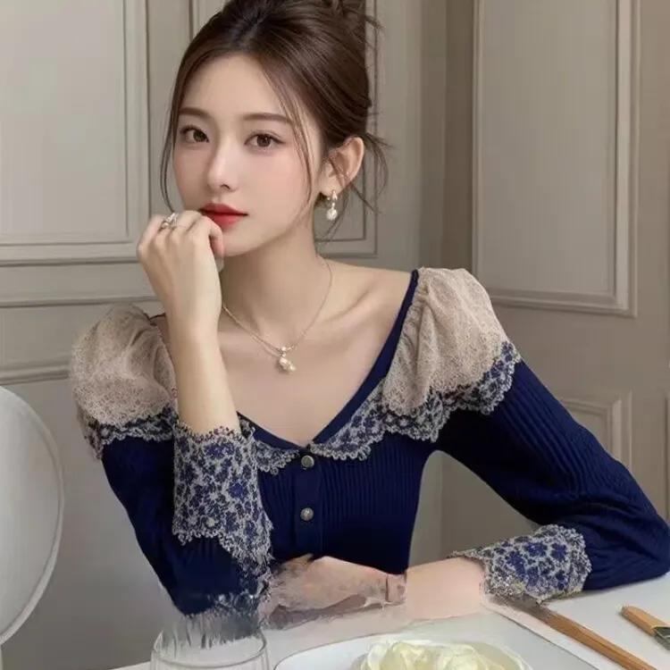 高级感蕾丝拼接针织衫女秋季新款小香风超好看时髦洋气长袖毛衣