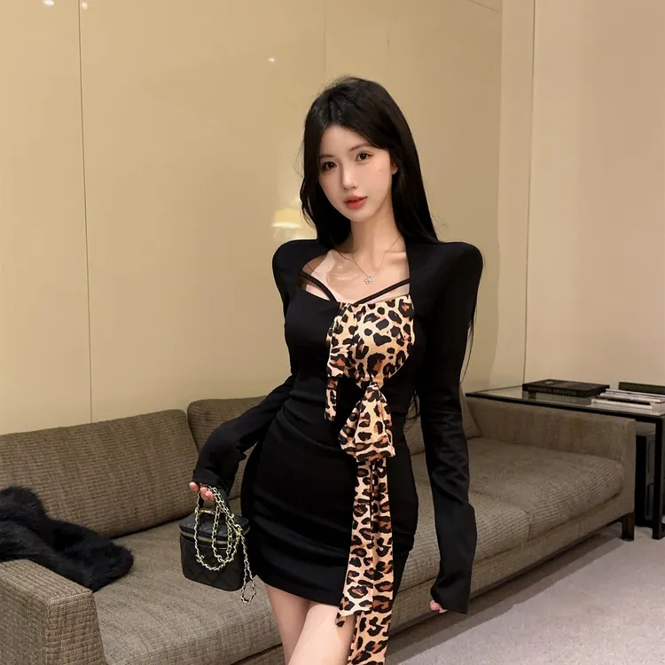 气质别致长袖包臀裙女辣妹性感修身显瘦短裙复古内搭黑色连衣裙秋