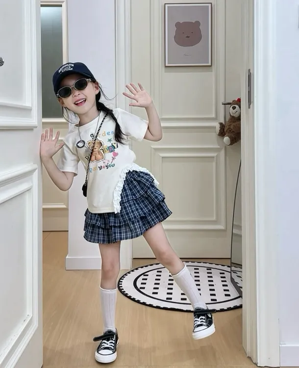 2025韩版夏季新款女童欧若风小熊印花开叉短袖格子百褶裙套装洋气