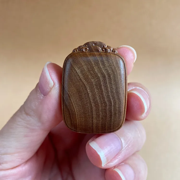 正区老山檀香横纹黑肉平安无事牌吊坠尺寸35*25*10mm可作毛衣链