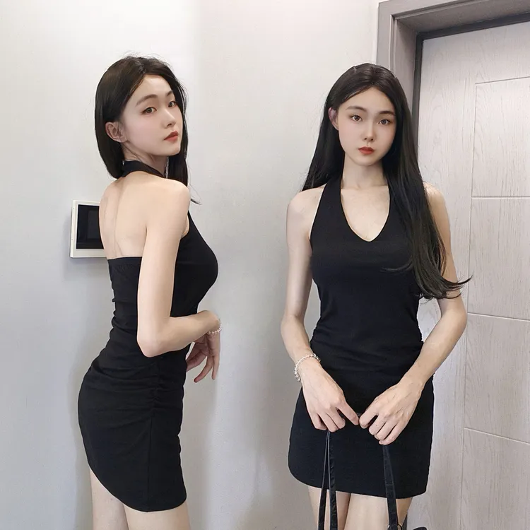 黑色挂脖露背连衣裙百搭新款流行爆款女设计独特漂亮气质包臀裙子