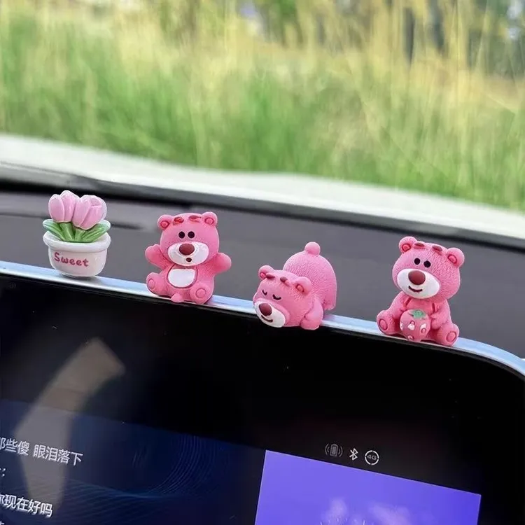 新款汽车电动车摆件车内饰品摆件可爱草莓熊中控台装饰解压小公仔