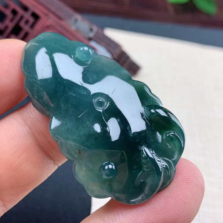 优惠纯天然A货翡翠老坑料精雕飘花蓝绿色呱呱来财小吊坠