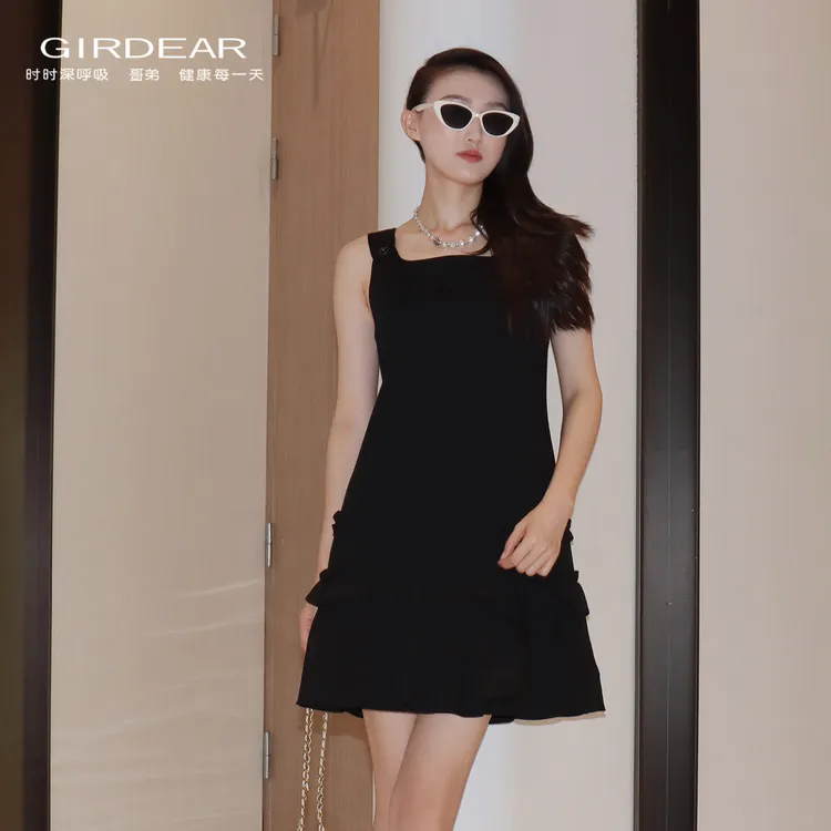 GIRDEAR/哥弟 品质女装时尚百搭减龄荷叶边无袖吊带连衣裙150051