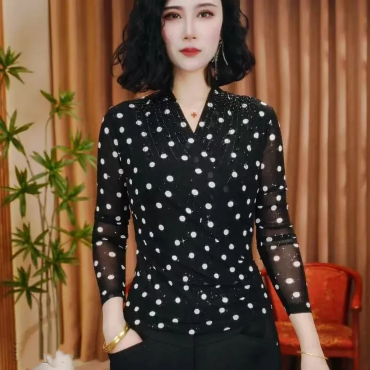 春夏网红新款烫钻洋气交叉V领波点弹力软纱百搭气质女士显瘦小衫