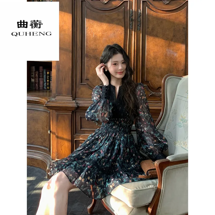 曲蘅复古优雅显瘦碎花蕾丝收腰法式印花气质2025年春季潮流新款