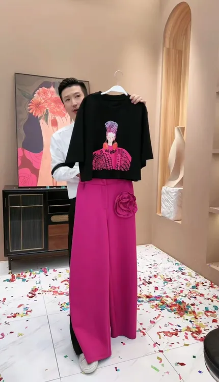 【LIANG哥女装】2025设计师款暗夜黑立体胶印圆领T恤6221A/6337A
