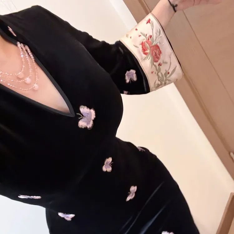 LHMknk1画报夫人原创自制秋冬温柔丝绒新中式珠链旗袍 瑶池粉蝶