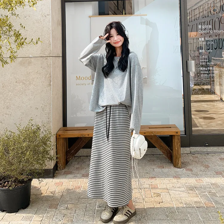 灰色韩系慵懒风露肩卫衣套装裙女2025新款秋季条纹半身裙两件套裙