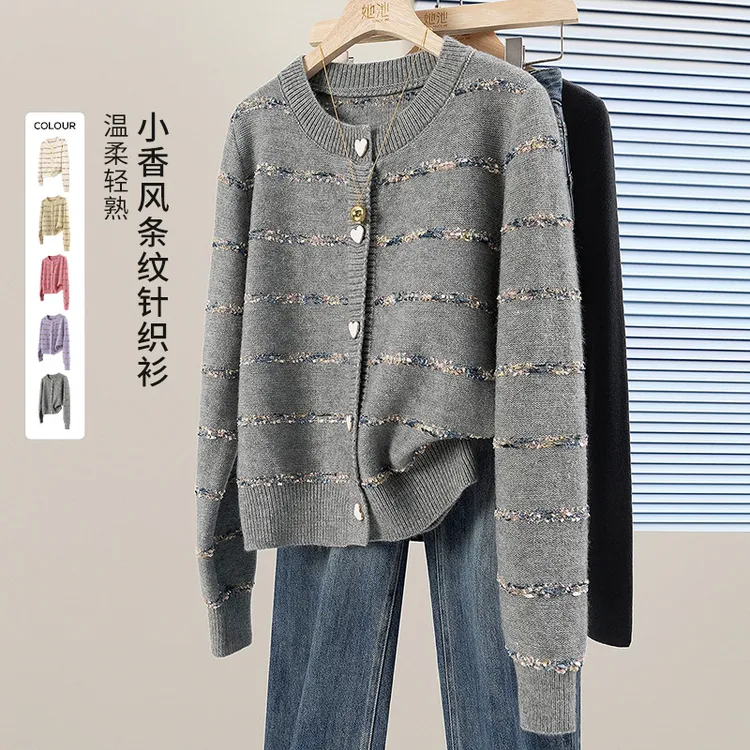 她池2025冬新款女装洋气时髦气质爱心单排扣圆领针织衫T53S0036Z