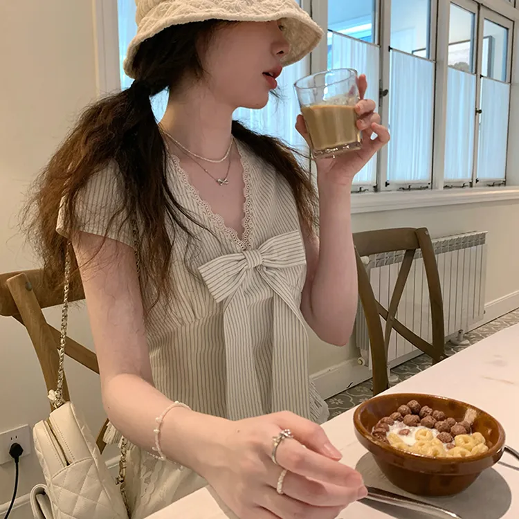 甜美V领蕾丝花边蝴蝶结条纹衬衣女装夏季设计感小众别致衬衫上衣