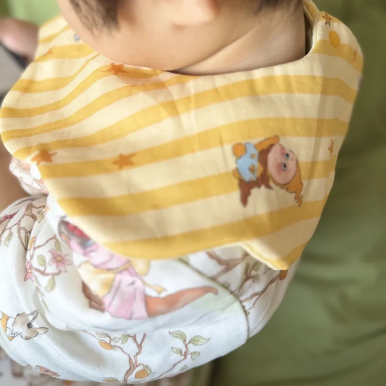 手工婴儿双层纱A类花瓣口水巾透气防吐奶围兜四季通用（两条包邮）