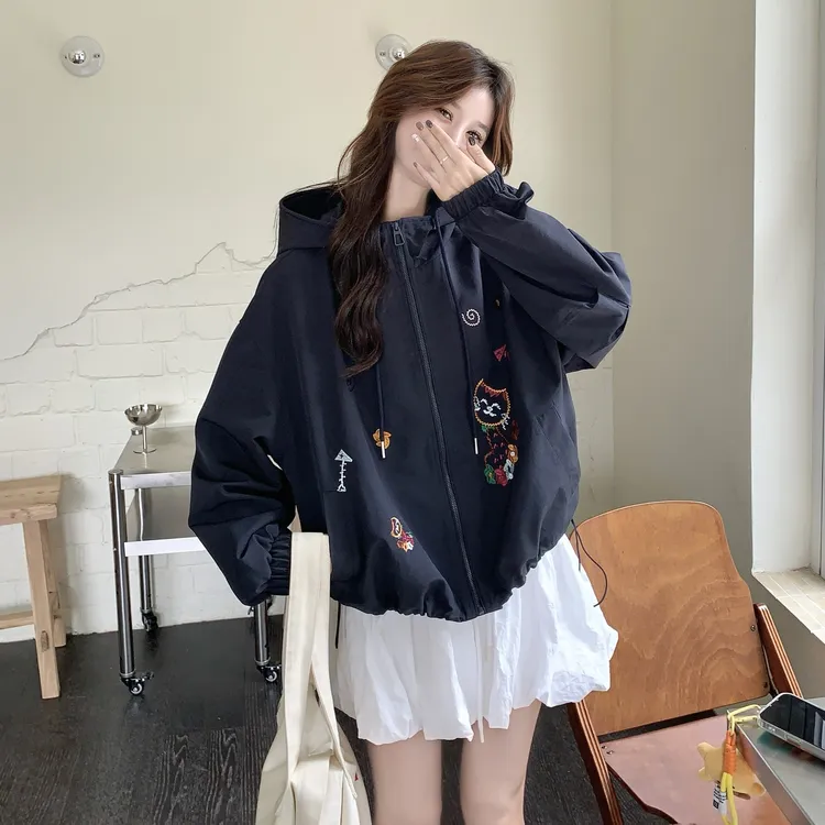巨好看的早秋短外套女2025新款设计感刺绣连帽休闲减龄慵懒风上衣