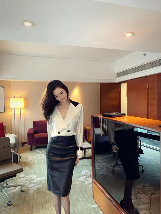 金南一高级设计小众感白色条纹翻领短款V领衬衫上衣0206310993