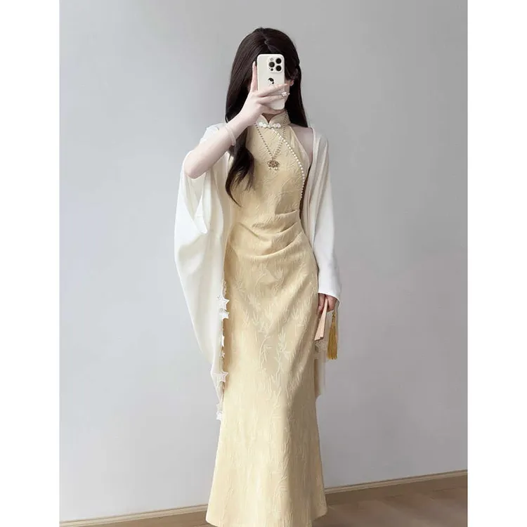 改良旗袍2025年新款年轻款少女穿搭新中式连衣裙挂脖无袖高级气质