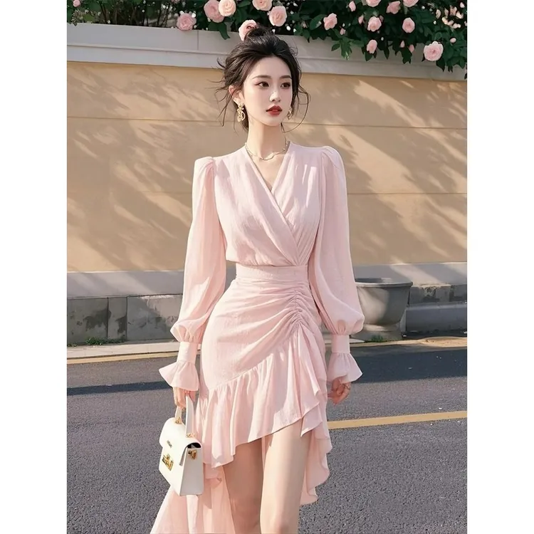 法式高级气质收腰V领长袖连衣裙2025春新款流行不规则荷叶边裙子