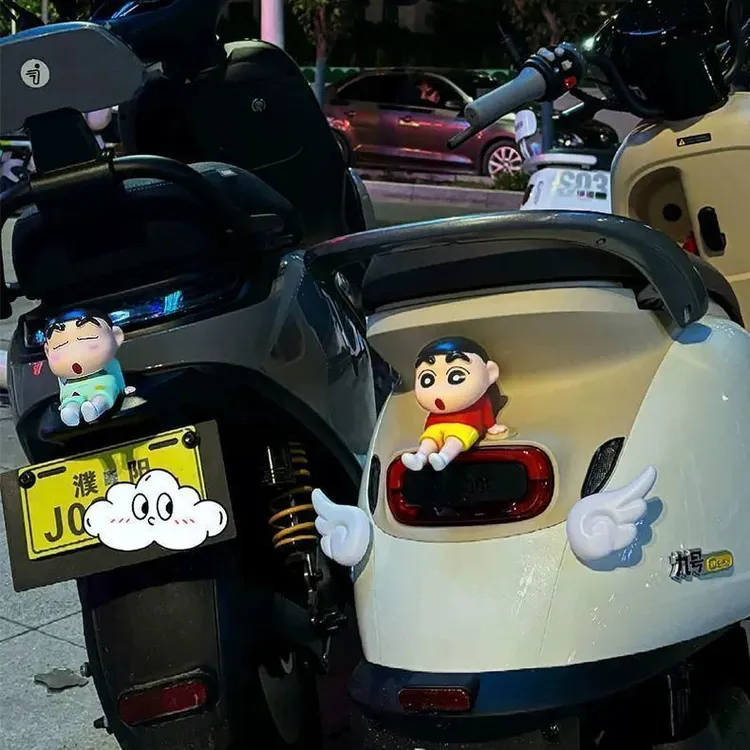卡通小新踏板车装饰简约塑料公仔可爱电动车摆件现代潮玩礼品