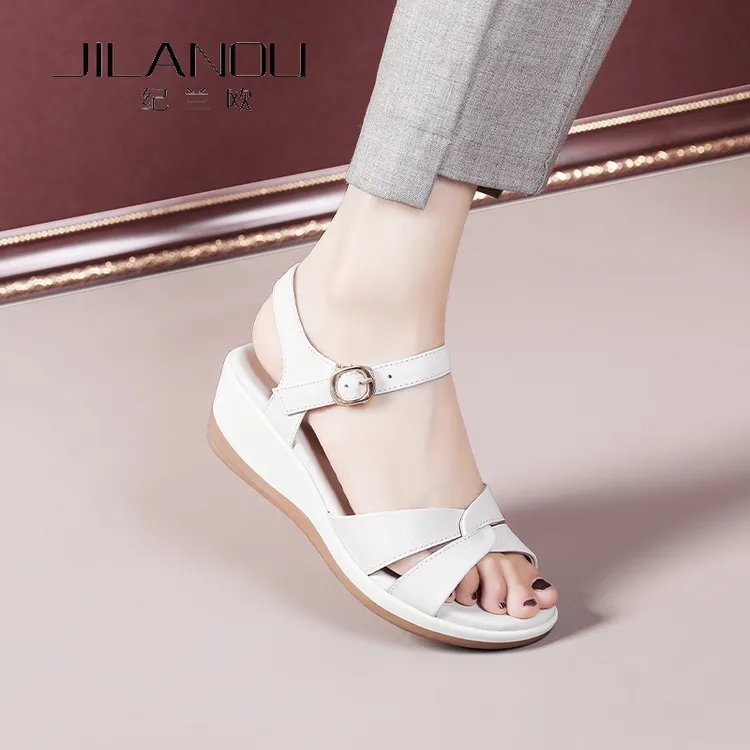 2025夏季新款厚底休闲鞋子百搭妈妈鞋坡跟真皮女鞋软底镂空凉鞋女